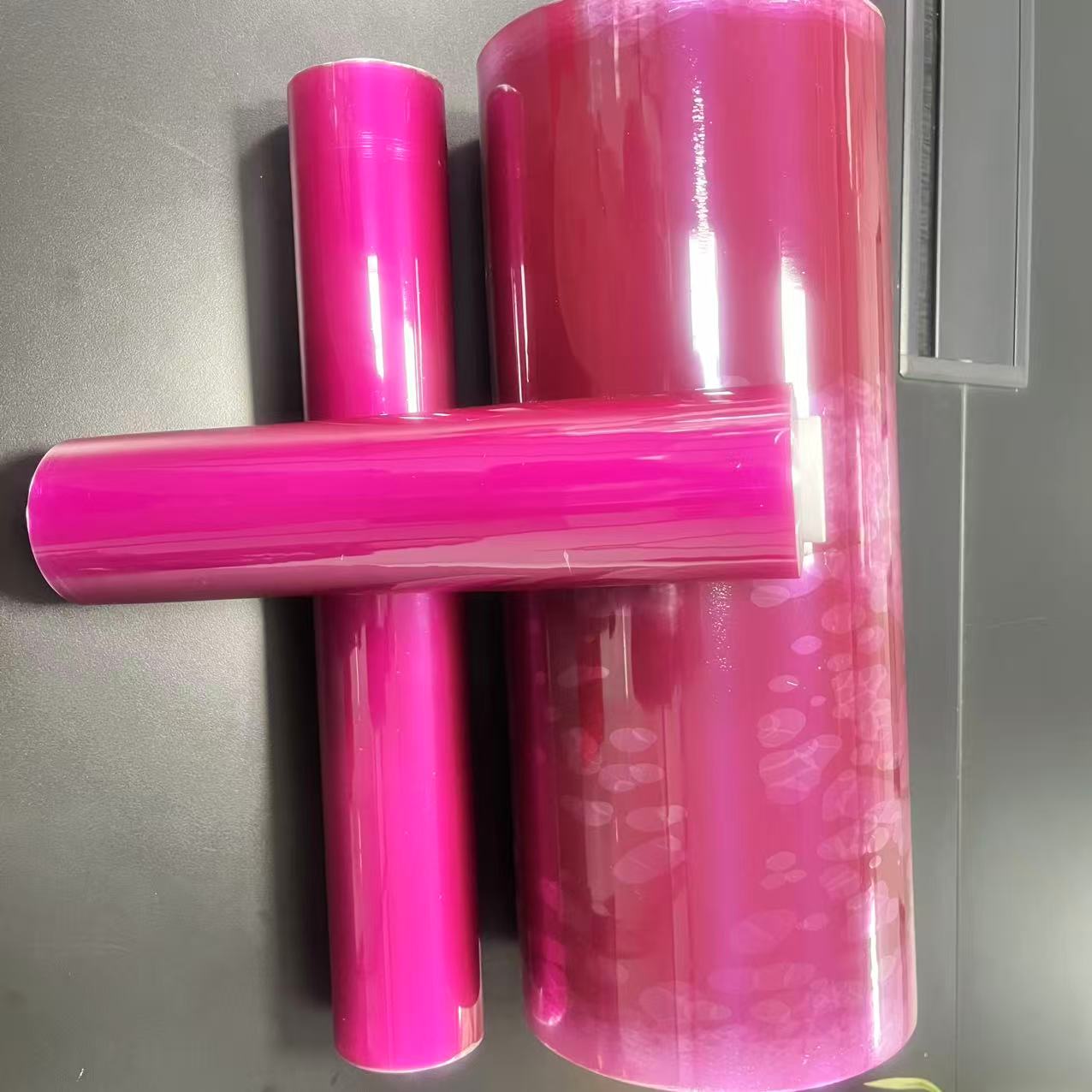 Le film d'emballage alimentaire de couleur pourpre de qualité alimentaire conserve le rouleau de film plastique PVC frais pour le rouleau géant d'emballage alimentaire