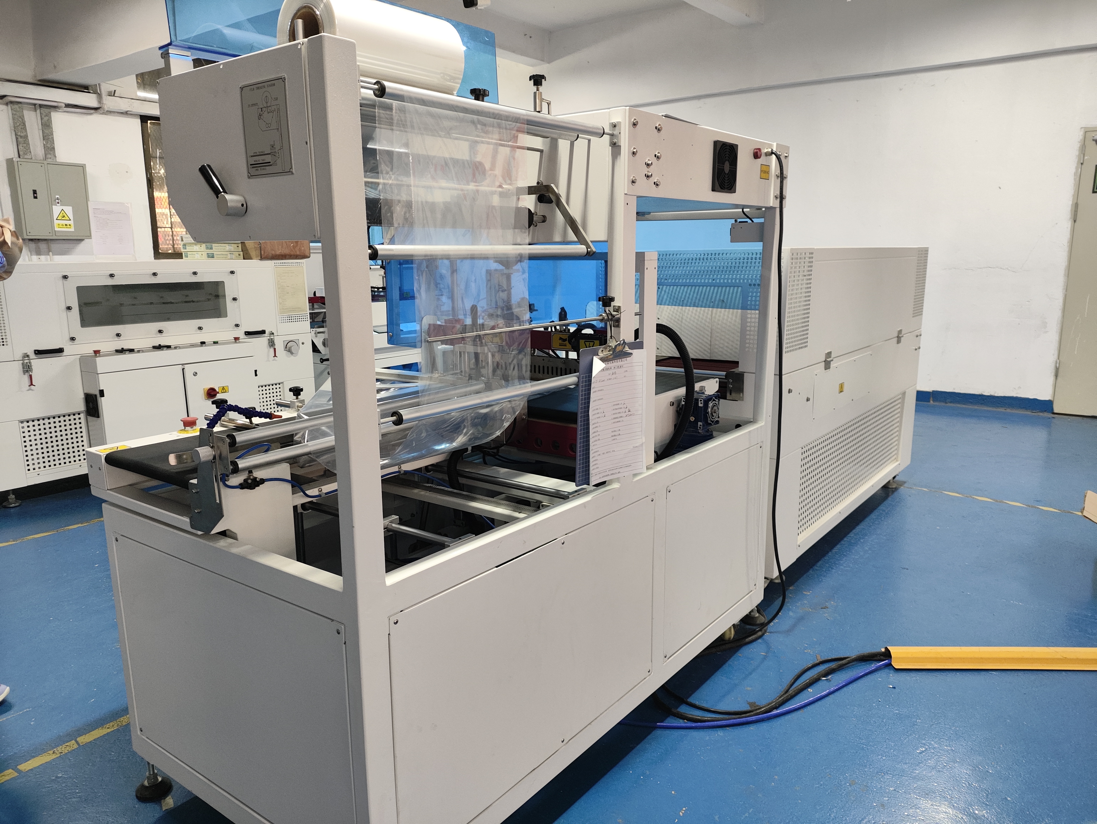 Machine d'emballage thermorétractable à grande vitesse entièrement automatique L726 avec tunnel d'emballage rétractable pour l'emballage de bouteilles