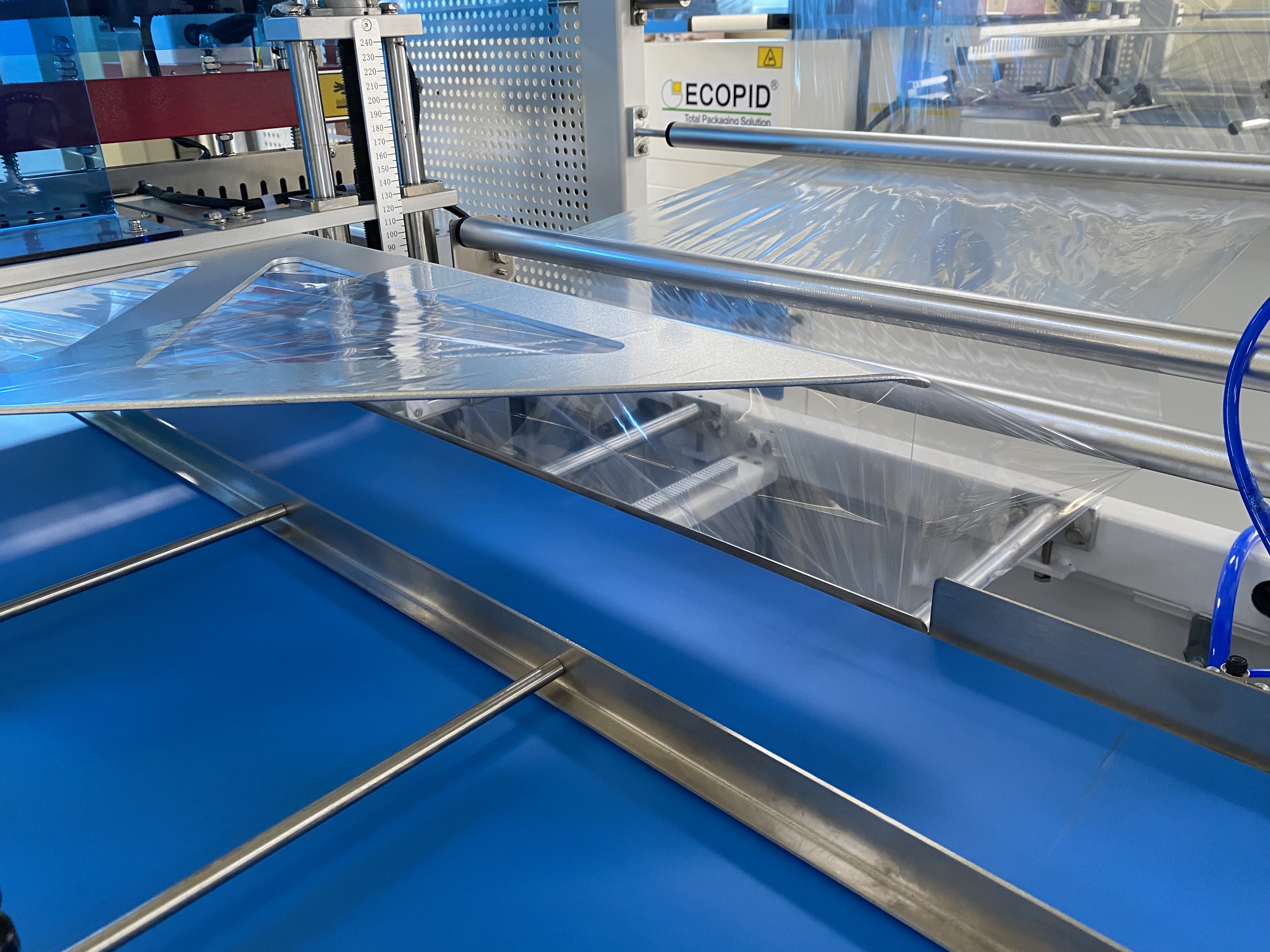 Machine d'emballage thermorétractable à grande vitesse entièrement automatique L726 avec tunnel d'emballage rétractable pour l'emballage de bouteilles