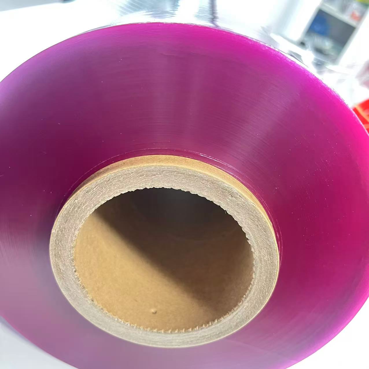 Le film d'emballage alimentaire de couleur pourpre de qualité alimentaire conserve le rouleau de film plastique PVC frais pour le rouleau géant d'emballage alimentaire