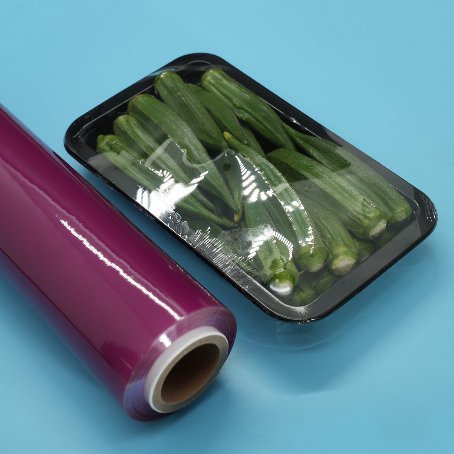 Rouleau géant de film étirable de film étirable de nourriture de PVC d'anti brouillard mou de couleur pourpre pour l'emballage alimentaire
