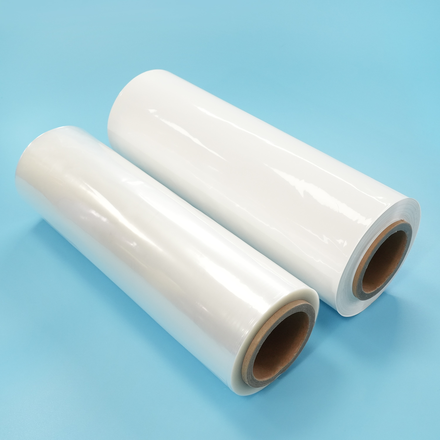 Film d'emballage thermorétractable en polyoléfine réticulée de qualité alimentaire imprimé sur mesure, film rétractable POF transparent flexible avec un fort rétrécissement pour l'emballage extérieur des aliments, des boissons et des produits en général