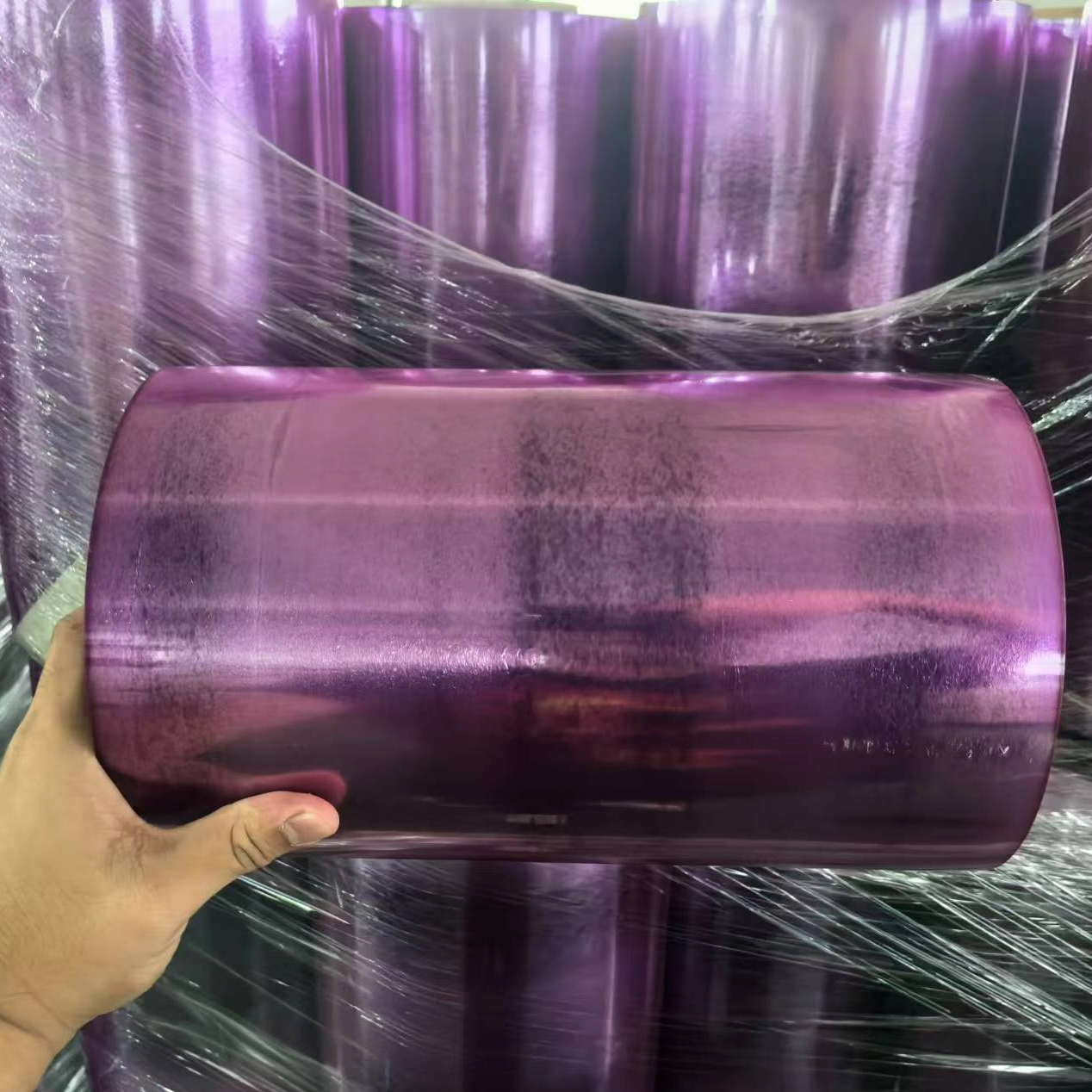 Rouleau géant de film étirable de film étirable de nourriture de PVC d'anti brouillard mou de couleur pourpre pour l'emballage alimentaire
