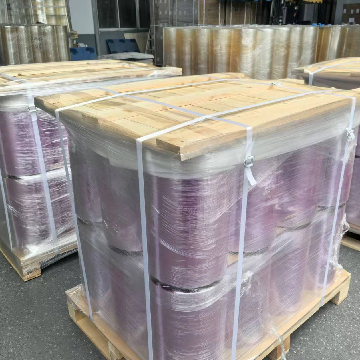 Rouleau géant de film étirable de film étirable de nourriture de PVC d'anti brouillard mou de couleur pourpre pour l'emballage alimentaire